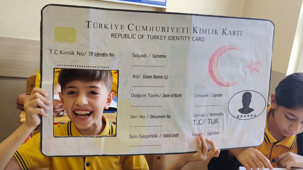 4/A SINIFI ÖĞRENCİLERİ KİMLİK BELGESİNİ ÖĞRENİYOR